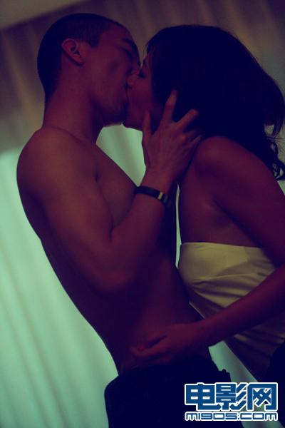 黄立行与徐静蕾吻戏